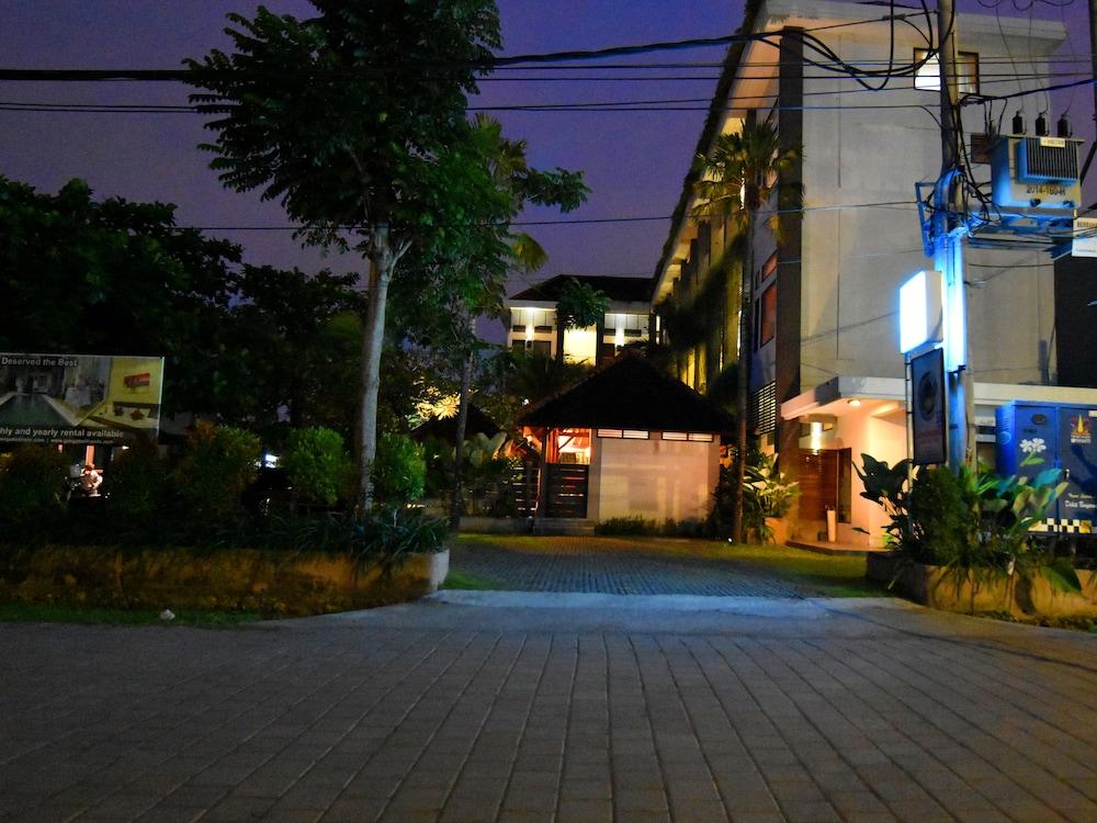 Ganga Hotel & Apartment Denpasar Exteriör bild