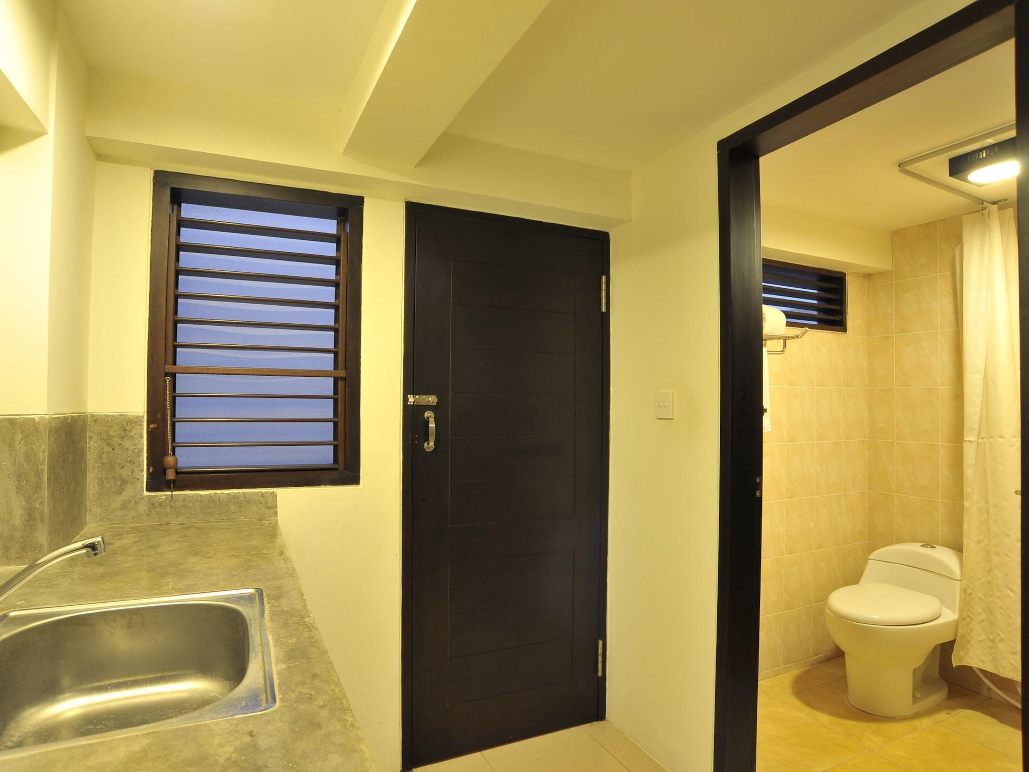 Ganga Hotel & Apartment Denpasar Exteriör bild
