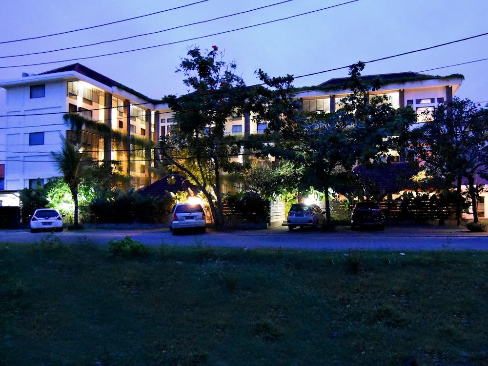 Ganga Hotel & Apartment Denpasar Exteriör bild
